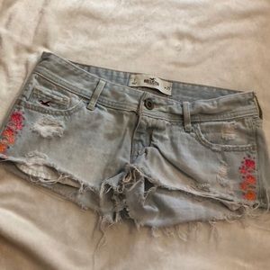 ✨Sale✨ Embroidered Ripped Jean Shorts | Hollister